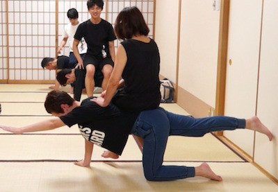 背骨は強い!女性でもこんなことができます。