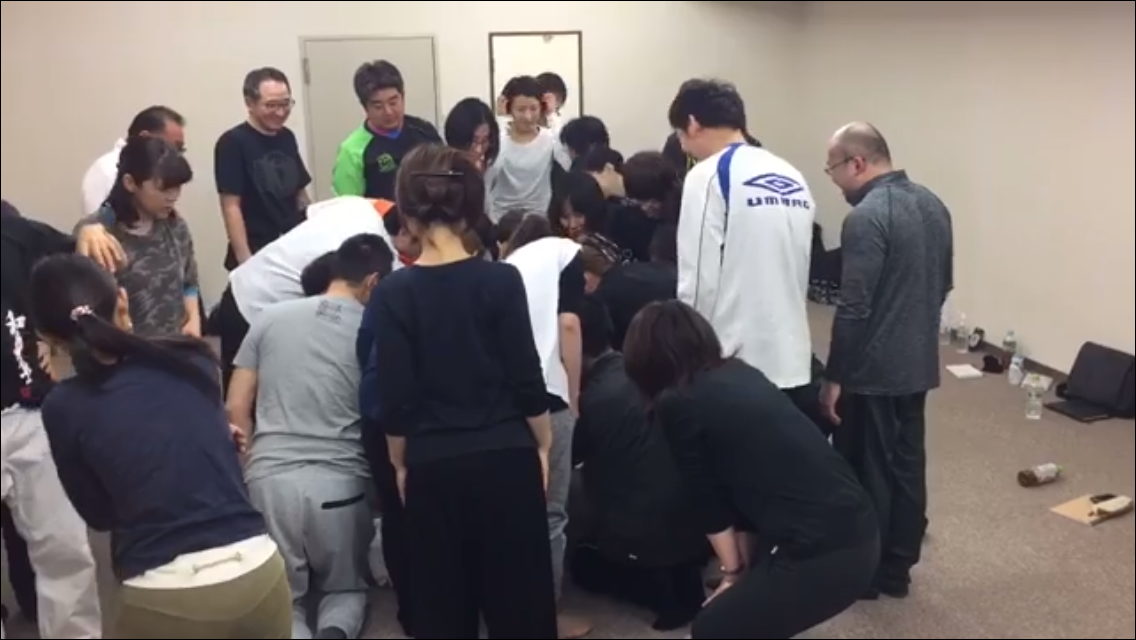 肩甲骨が出たその先